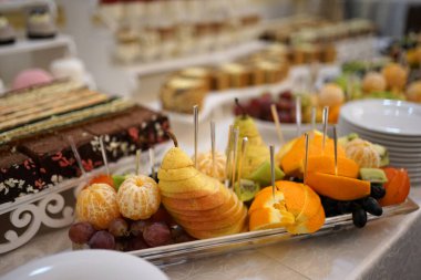 Açık büfe masası armut, portakal, üzüm ve kivi ile süslenmiştir..                               