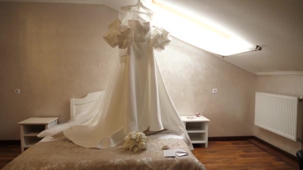 Vacker Vit Bröllopsklänning Hänger Rummet Förberedelser Inför Bröllopsceremonin — Stockvideo
