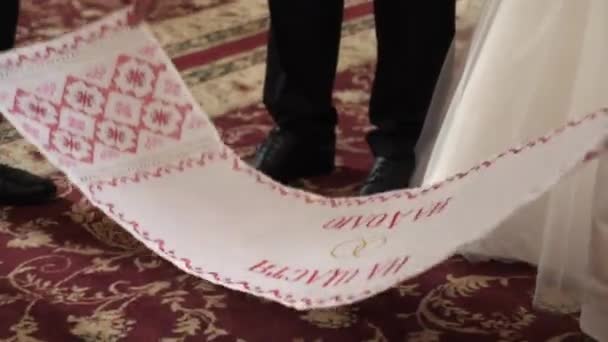Během Církevní Svatby Novomanželé Krok Synchronně Vyšívané Ručník — Stock video