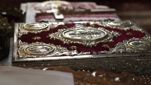 Istentisztelet Alatt Evangélium Egyházi Kereszt Fekszik Trónon Vallási Tantárgyak Tárgyai — Stock videók