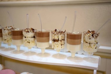 Güzel, tatlı ve lezzetli köpükler büfe masasının raflarında serilmiştir..                                                              