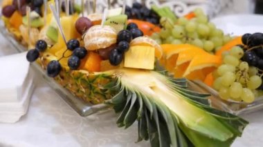 Açık büfe masası armut, portakal, üzüm ve kivi ile süslenmiştir..