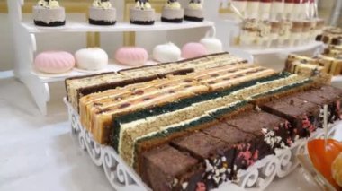 Güzel, tatlı ve lezzetli köpükler büfe masasının raflarında serilmiştir..