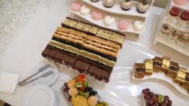 Güzel ve lezzetli çörekler açık büfe masasının ahşap raflarında serilmiştir..