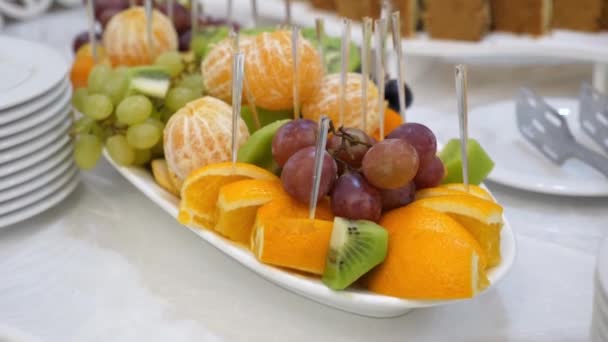Mesa Buffet Está Decorada Con Peras Naranjas Uvas Kiwi — Vídeos de Stock