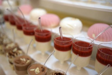 Güzel, tatlı ve lezzetli köpükler büfe masasının raflarında serilmiştir..                                                                                                    