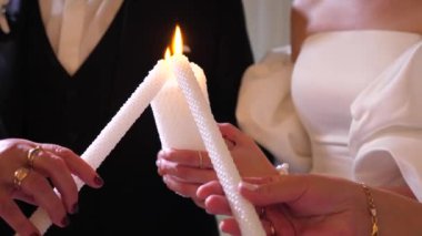 Anneler yeni evliler için mumlarını yakarak aile ocağının taşınmasını sembolize ederler. Aile ritüelleri ve gelenekleri.