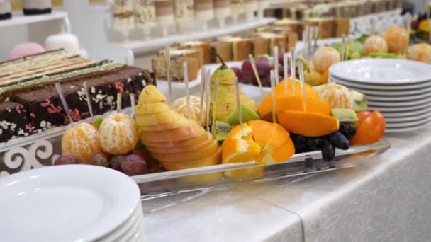 Mesa Buffet Está Decorada Con Peras Naranjas Uvas Kiwi — Vídeo de stock