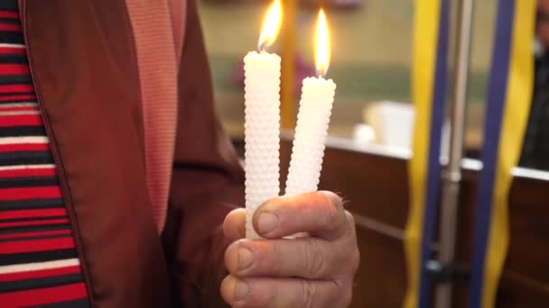 Мужчина Держит Две Горящие Свечи Руке Время Религиозной Службы — стоковое видео