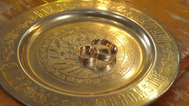 在教堂的婚礼上 金戒指挂在盘子里 — 图库视频影像