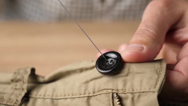 Botão Costurado Peça Mão Com Uma Agulha Fio Pequenas Tarefas — Vídeo de Stock