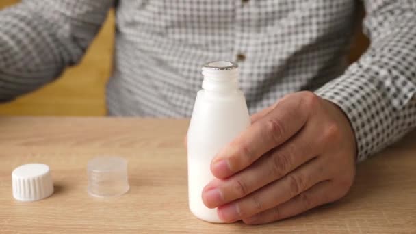 Προσθέστε Νερό Στη Σκόνη Και Ανακινήστε Φάρμακο Προετοιμασία Των Φαρμάκων — Αρχείο Βίντεο