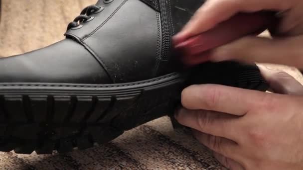 黑色皮靴用鞋油清洗 鞋类护理的概念 — 图库视频影像