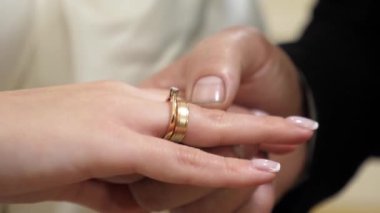 Damat alyansı gelinin parmağına takar. Aşk ve romantik ilişkiler.