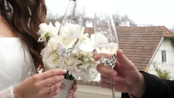 Los Recién Casados Paran Balcón Brindan Con Copas Vino Blanco — Vídeos de Stock
