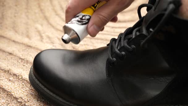 黑色皮靴用鞋油清洗 鞋类护理的概念 — 图库视频影像