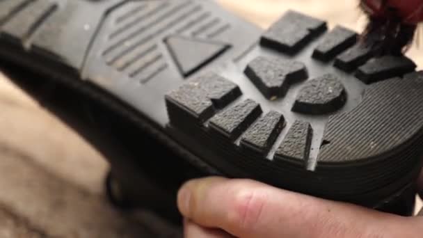 Telapak Sepatu Dibersihkan Dengan Kuas Konsep Perawatan Sepatu — Stok Video