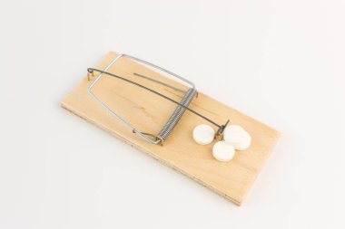 Tıpta fare kapanına yakalanmış bir tuzak. Uyuşturucu bağımlılığı kavramı.