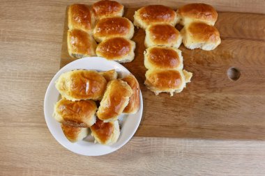 Taze, kanlı turtalar, fırından yeni çıkmış, beyaz tabakta. Nefis ev yapımı tatlı..