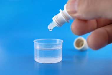 Tıbbi çözüm, ilacı suyla ölçme kabına damlatarak hazırlanır. Tedavi ve sağlığın önlenmesi.