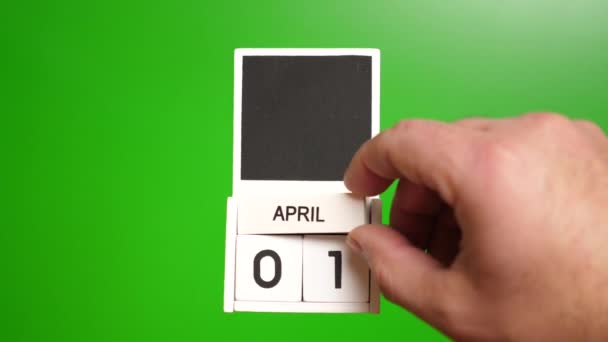 切断のための緑の背景にある4月1日付の日付のカレンダー 特定の日付のイベントのイラスト — ストック動画