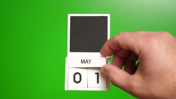 日期为5月1日的日历以绿色为背景进行切割 特定日期事件的说明性说明 — 图库视频影像