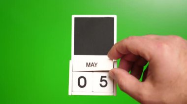 Yeşil arka planda 5 Mayıs tarihli takvim. Belirli bir tarihteki olay için illüstrasyon.
