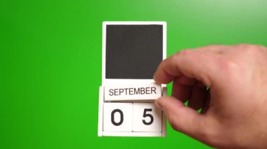 Yeşil arka planda 5 Eylül tarihli takvim. Belirli bir tarihteki olay için illüstrasyon.