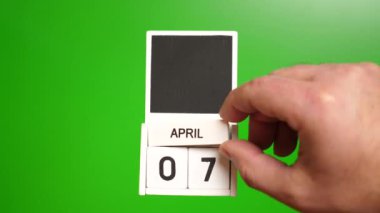 7 Nisan tarihli takvim yeşil arka planda. Belirli bir tarihteki olay için illüstrasyon.