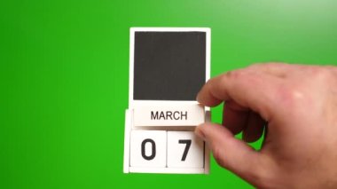 7 Mart tarihli takvim yeşil arka planda. Belirli bir tarihteki olay için illüstrasyon.