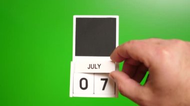 7 Temmuz tarihli takvim yeşil arka planda. Belirli bir tarihteki olay için illüstrasyon.