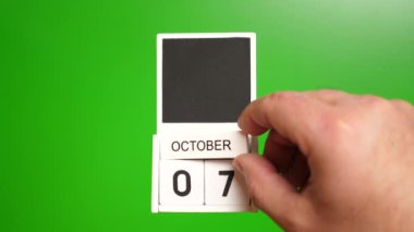 7 Ekim tarihli takvim yeşil arka planda. Belirli bir tarihteki olay için illüstrasyon.