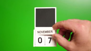 7 Kasım tarihli takvim yeşil arka planda. Belirli bir tarihteki olay için illüstrasyon.