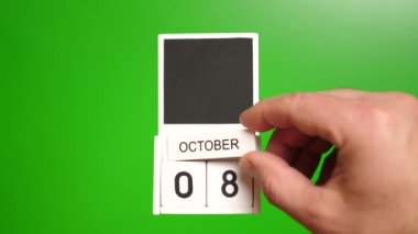 8 Ekim tarihli takvim yeşil arka planda. Belirli bir tarihteki olay için illüstrasyon.