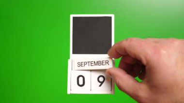 9 Eylül tarihli takvim yeşil arka planda. Belirli bir tarihteki olay için illüstrasyon.