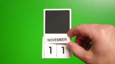 11 Kasım tarihli takvim yeşil arka planda. Belirli bir tarihteki olay için illüstrasyon.