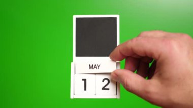 Yeşil arka planda 12 Mayıs tarihli takvim. Belirli bir tarihteki olay için illüstrasyon.