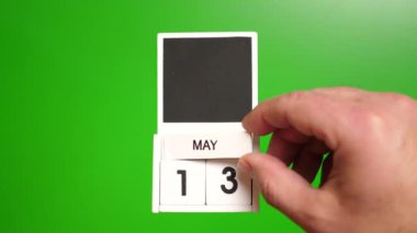 13 Mayıs tarihli takvim yeşil arka planda. Belirli bir tarihteki olay için illüstrasyon.
