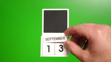 Yeşil arka planda 13 Eylül tarihli takvim. Belirli bir tarihteki olay için illüstrasyon.