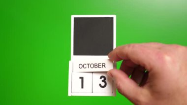 Takvim 13 Ekim 'de yeşil arka planda. Belirli bir tarihteki olay için illüstrasyon.