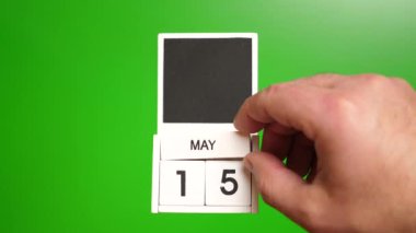 Yeşil arka planda 15 Mayıs tarihli takvim. Belirli bir tarihteki olay için illüstrasyon.