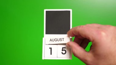 15 Ağustos tarihli takvim yeşil arka planda. Belirli bir tarihteki olay için illüstrasyon.