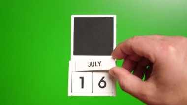 Yeşil arka planda 16 Temmuz tarihli takvim. Belirli bir tarihteki olay için illüstrasyon.