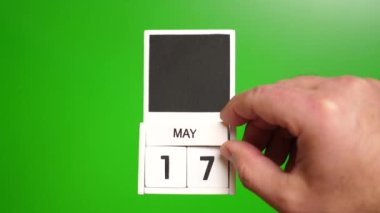 17 Mayıs tarihli takvim yeşil arka planda. Belirli bir tarihteki olay için illüstrasyon.