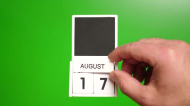 17 Ağustos tarihli takvim yeşil arka planda. Belirli bir tarihteki olay için illüstrasyon.