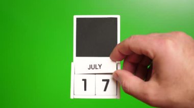 17 Temmuz tarihli takvim yeşil arka planda. Belirli bir tarihteki olay için illüstrasyon.
