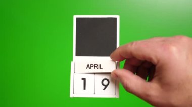 19 Nisan tarihli takvim yeşil arka planda. Belirli bir tarihteki olay için illüstrasyon.