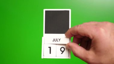 19 Temmuz tarihli takvim yeşil arka planda. Belirli bir tarihteki olay için illüstrasyon.