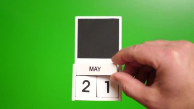 Yeşil arka planda 21 Mayıs tarihli takvim. Belirli bir tarihteki olay için illüstrasyon.