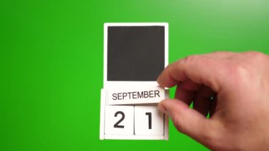 Yeşil arka planda 21 Eylül tarihli takvim. Belirli bir tarihteki olay için illüstrasyon.